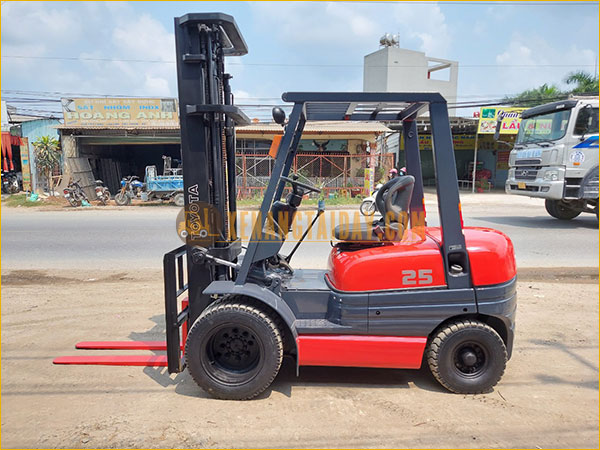 Xe nâng dầu TOYOTA 6FD25