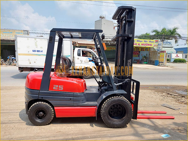 Xe nâng dầu TOYOTA 6FD25