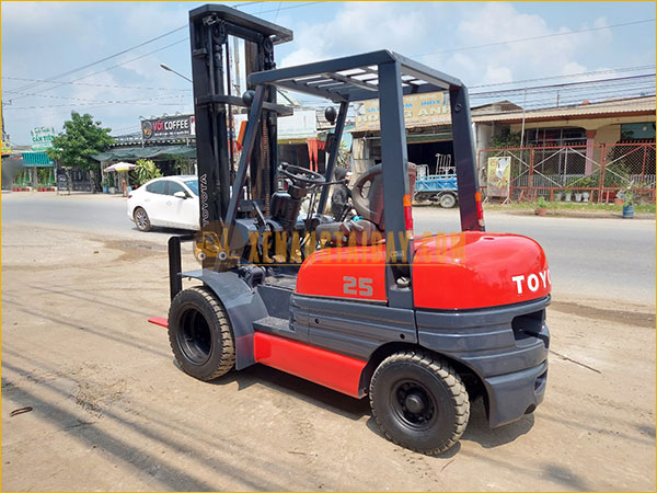 Xe nâng dầu TOYOTA 6FD25