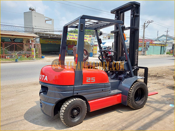 Xe nâng dầu TOYOTA 6FD25