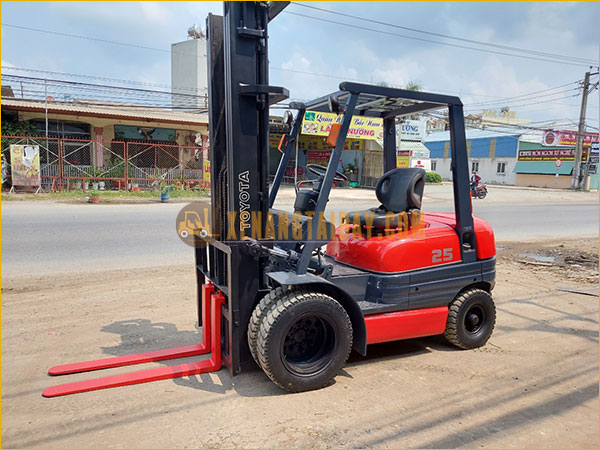 Xe nâng dầu TOYOTA 6FD25