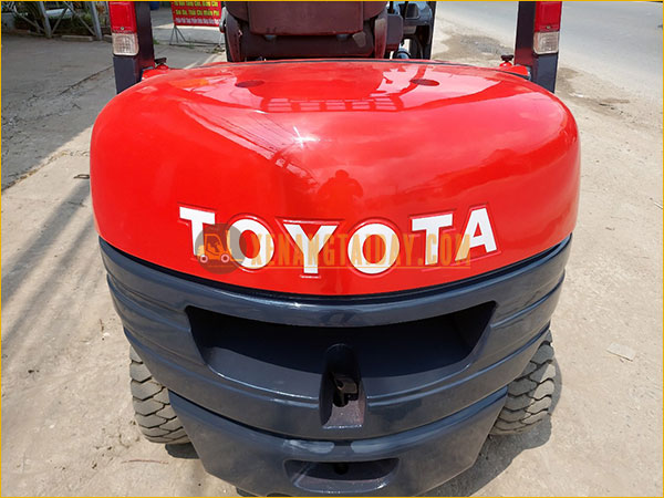 Xe nâng dầu TOYOTA 6FD25