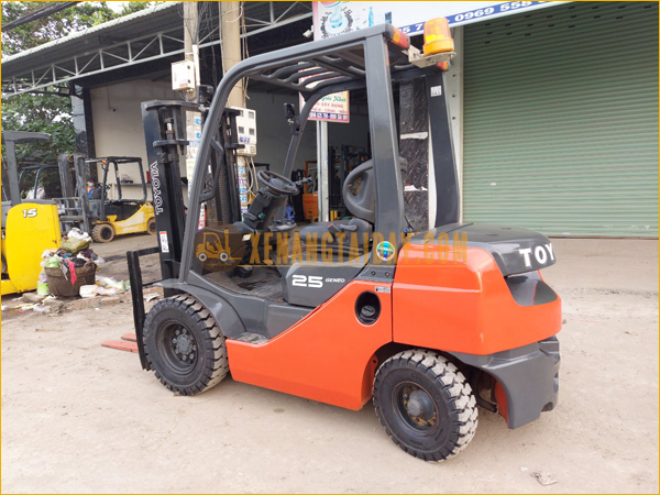 Xe nâng dầu TOYOTA 52-8FD25