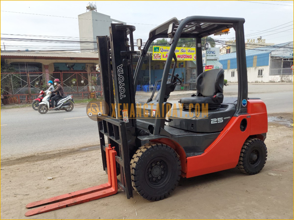 Xe nâng dầu TOYOTA 52-8FD25