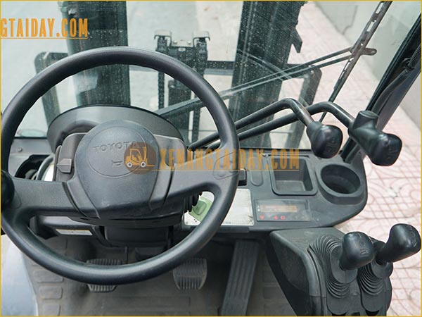 Xe nâng dầu TOYOTA 8FDL15