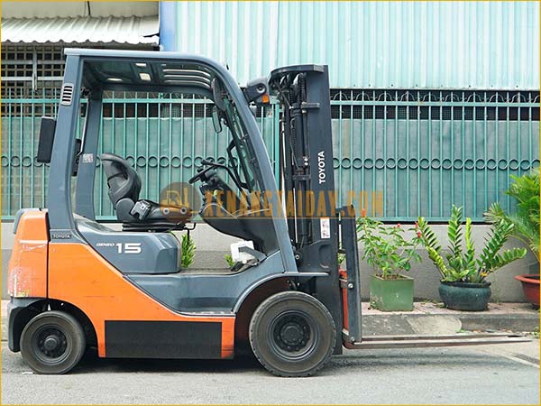Xe nâng dầu TOYOTA 8FDL15