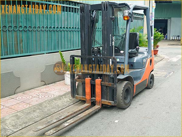 Xe nâng dầu TOYOTA 8FDL15
