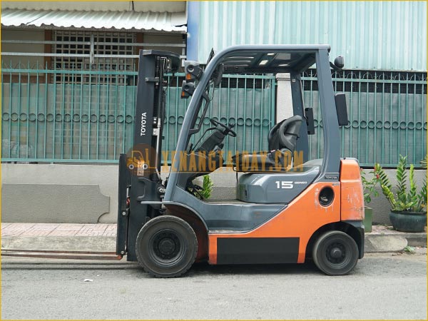 Xe nâng dầu TOYOTA 8FDL15