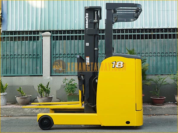 Xe nâng điện đứng 1.8 tấn Komatsu nâng cao 4m