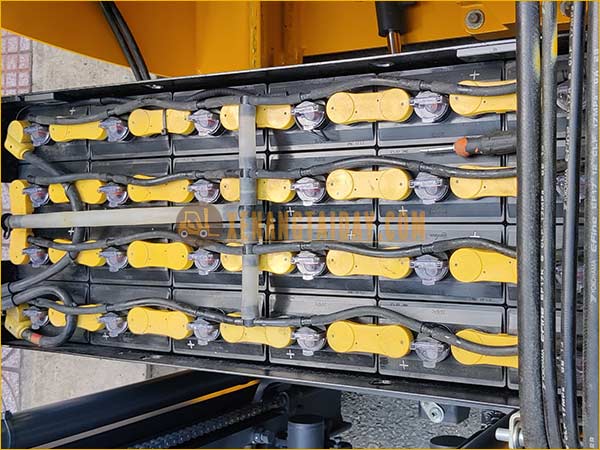 Xe nâng điện đứng lái KOMATSU FB18RL-15