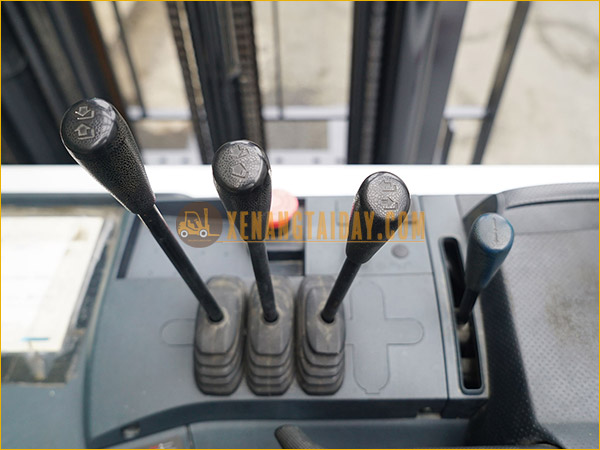 Trên xe có 3 cần bên trái điều khiển khung nâng và 1 cần lái bên phải.