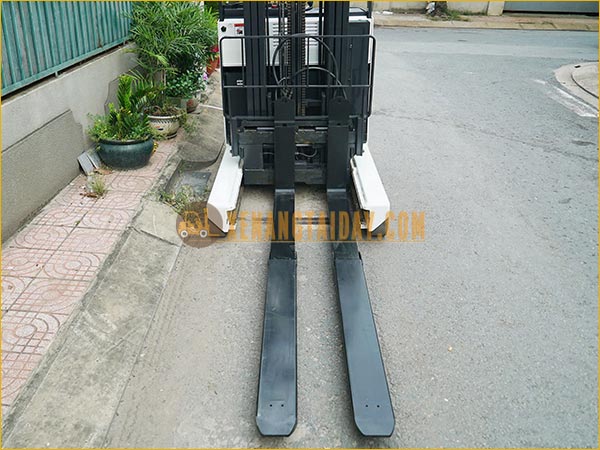 Xe nâng điện đứng lái NICHIYU FBRM25-H80B-470 gắn bình điện axít chì 48V - 470Ah VTI470