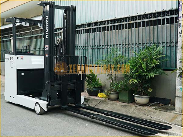 Xe nâng điện đứng lái NICHIYU FBRM25-H80B-470 gắn bình điện axít chì 48V - 470Ah VTI470