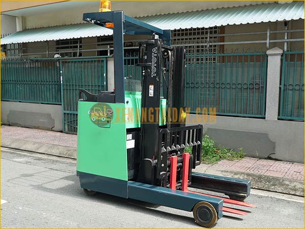 Xe nâng điện đứng lái Toyota 7FBR25