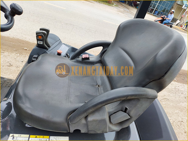 Xe nâng điện ngồi lái KOMATSU FB15-12