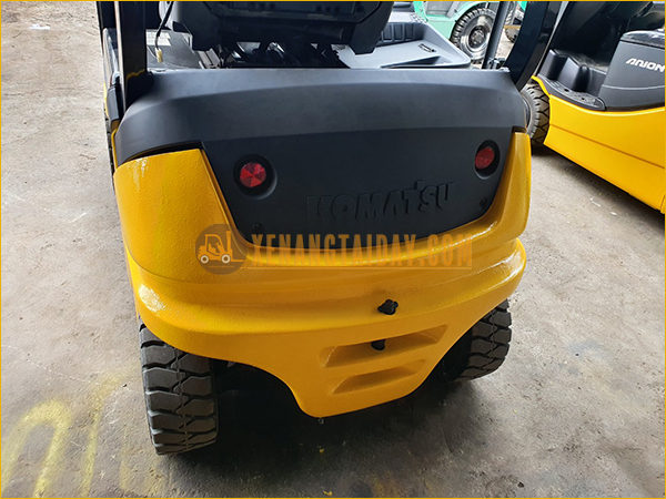 Xe nâng điện ngồi lái KOMATSU FB18-12