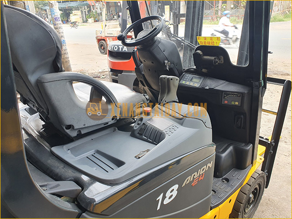 Xe nâng điện ngồi lái KOMATSU FB18-12