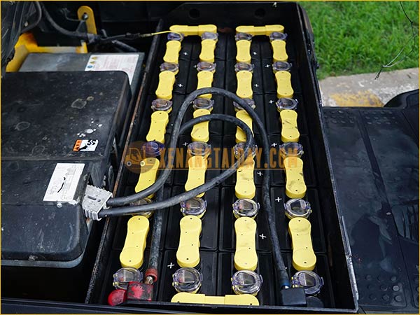 Xe nâng điện ngồi lái KOMATSU FB09M-12