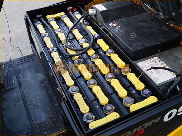 Xe nâng điện ngồi lái KOMATSU FB09M-12