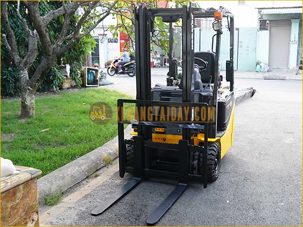 Xe nâng điện ngồi lái KOMATSU FB09M-12