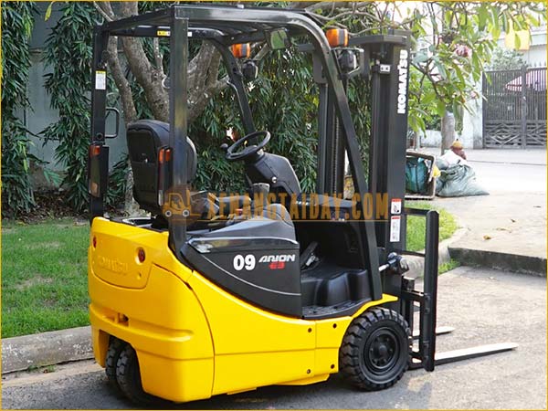 Xe nâng điện ngồi lái KOMATSU FB09M-12