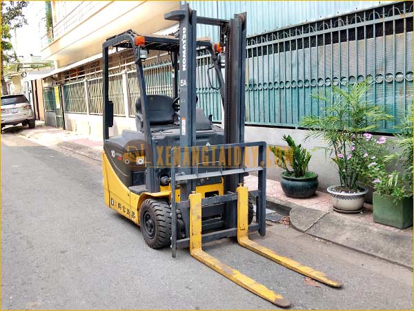 Xe nâng điện ngồi lái KOMATSU FB10M-12