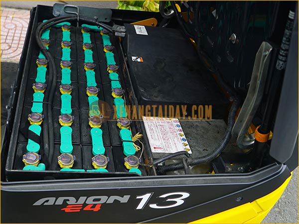 Xe nâng điện ngồi lái KOMATSU FB13M-12