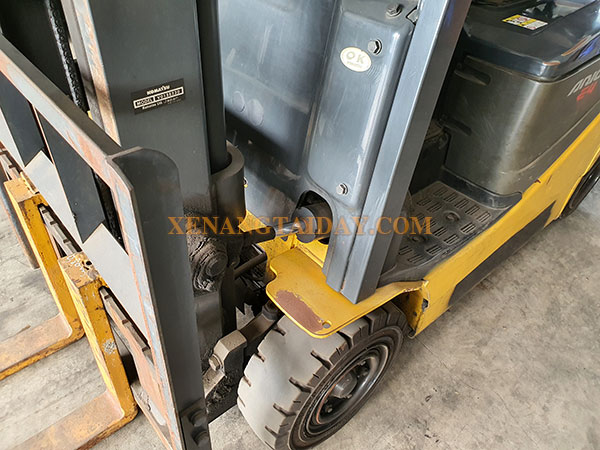 Xe nâng điện ngồi lái KOMATSU FB15-12