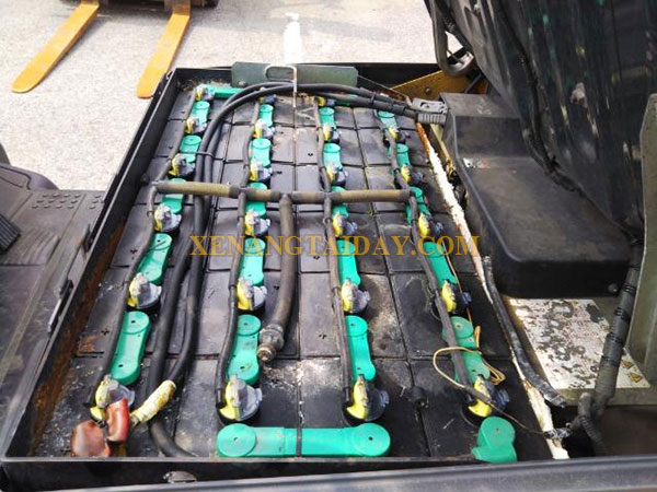 Xe nâng điện ngồi lái KOMATSU FB15-12