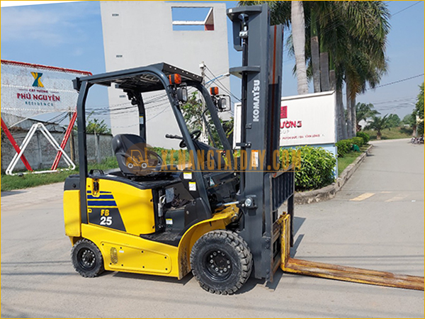 Xe nâng điện ngồi lái KOMATSU FB25-12