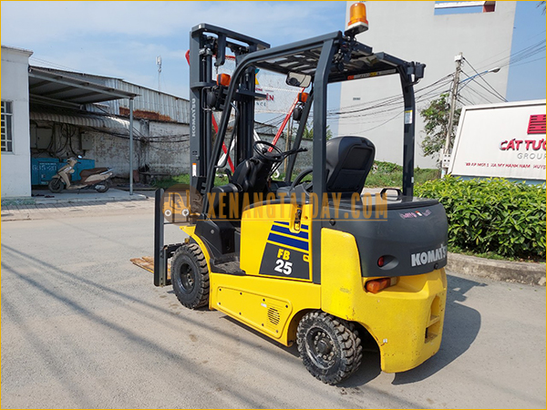 Xe nâng điện ngồi lái KOMATSU FB25-12