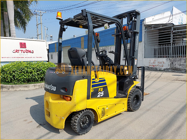 Xe nâng điện ngồi lái KOMATSU FB25-12