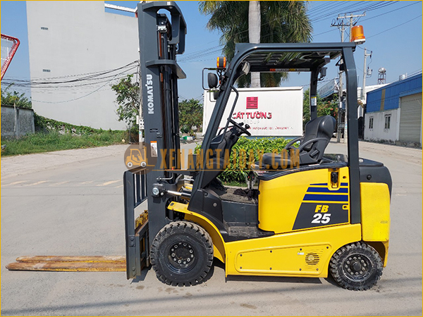 Xe nâng điện ngồi lái KOMATSU FB25-12