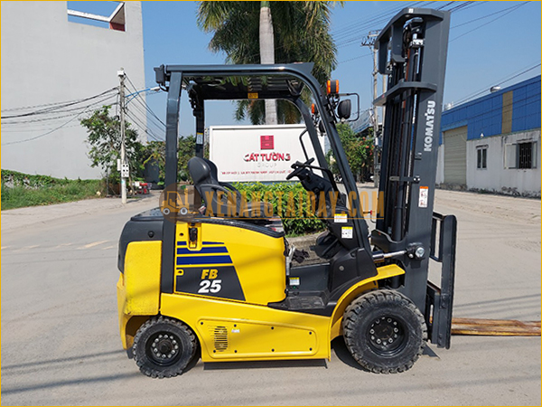 Xe nâng điện ngồi lái KOMATSU FB25-12