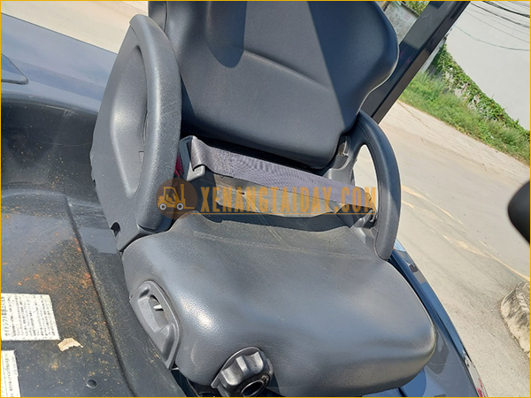 Xe nâng điện ngồi lái KOMATSU FB25-12