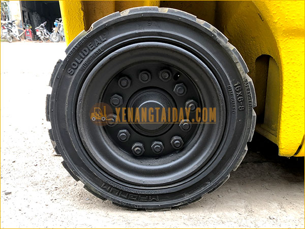 Xe nâng điện ngồi lái KOMATSU FB15-12