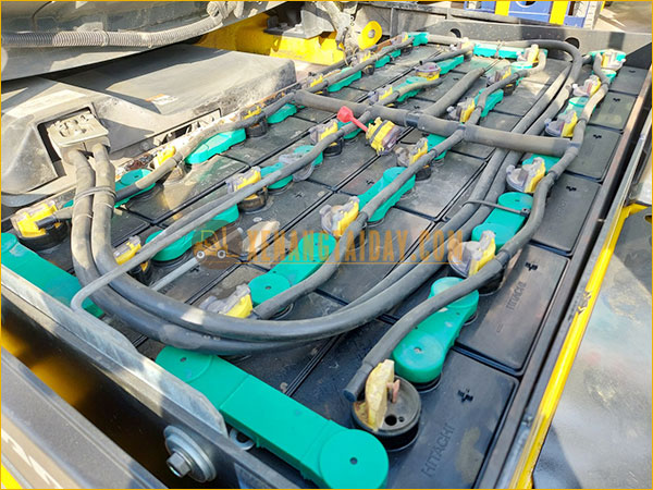 Xe nâng điện ngồi lái KOMATSU FB15-12