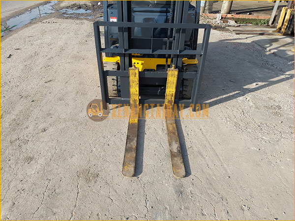 Xe nâng điện ngồi lái KOMATSU FB15-12
