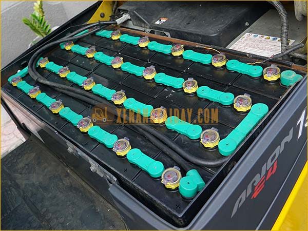 Xe nâng điện ngồi lái KOMATSU FB15-12