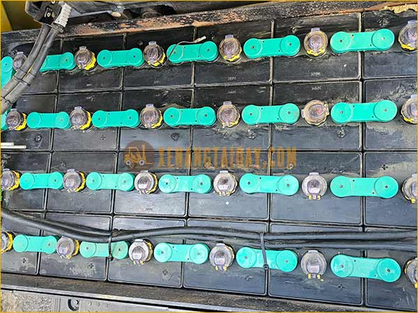 Xe nâng điện ngồi lái KOMATSU FB15-12