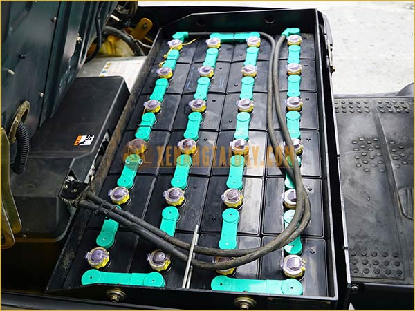 Xe nâng điện ngồi lái KOMATSU FB15-12