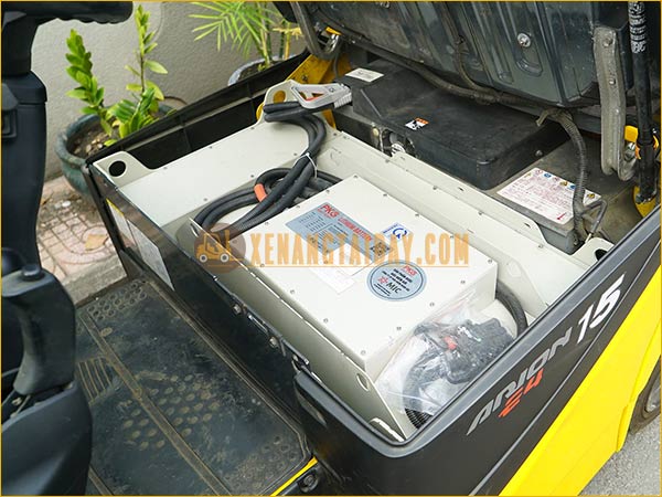 Xe nâng điện ngồi lái KOMATSU FB15-12 gắn pin lithum 48V - 340Ah PKGFF48340