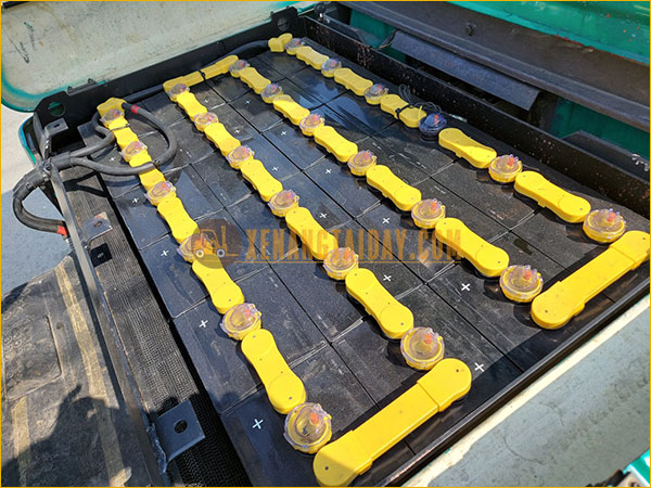 Xe nâng điện ngồi lái KOMATSU FB15EX-11