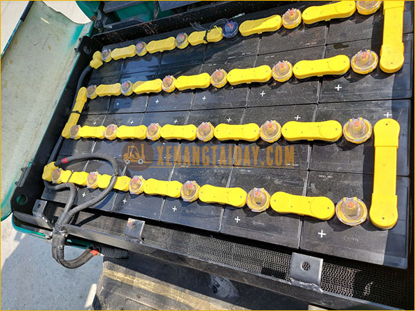 Xe nâng điện ngồi lái KOMATSU FB15EX-11