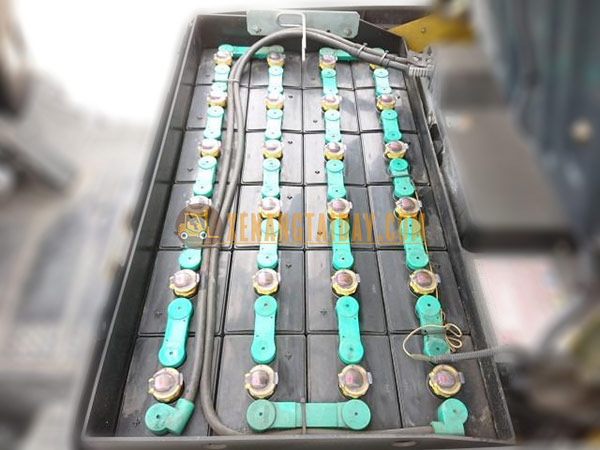 Xe nâng điện ngồi lái KOMATSU FB18-12