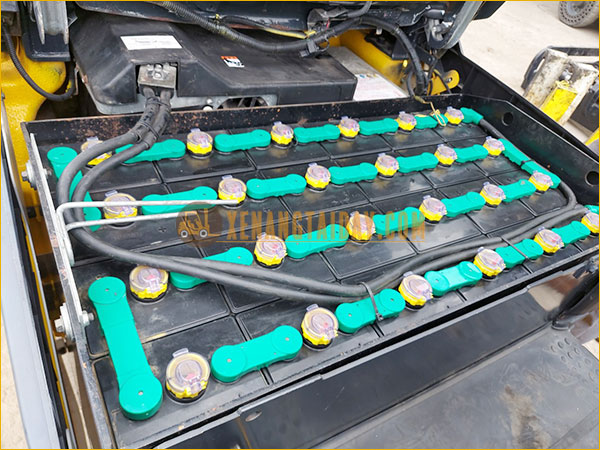 Xe nâng điện ngồi lái KOMATSU FB18-12
