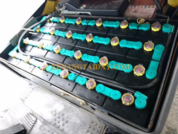 Xe nâng điện ngồi lái KOMATSU FB20A-12