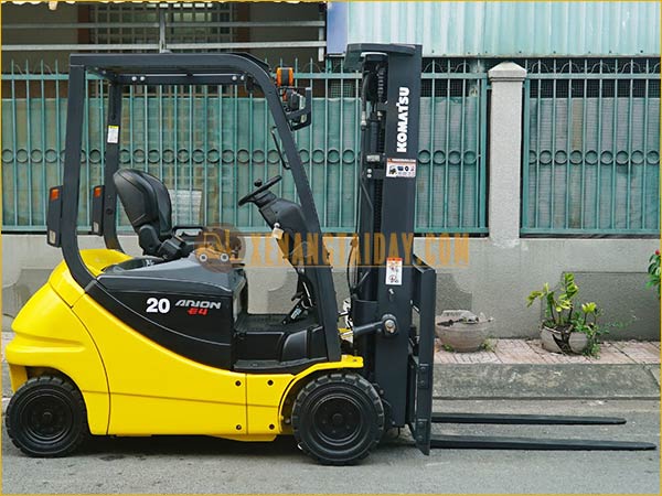 Xe nâng điện ngồi lái KOMATSU FB20A-12