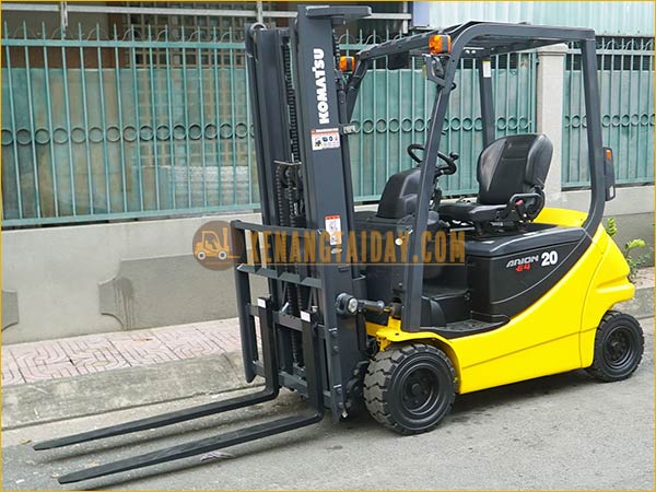 Xe nâng điện ngồi lái KOMATSU FB20A-12