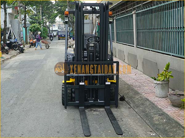 Xe nâng điện ngồi lái KOMATSU FB20A-12